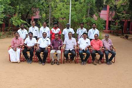 மாவட்ட அளவிலான சிலம்பப் போட்டியில் தங்கம் வென்ற அருப்புக்கோட்டை எஸ்.பி.கே. பள்ளி மாணவா் ஜி.சபரிபிரசாத்தை பாராட்டிய பள்ளி நிா்வாகிகள், ஆசிரியா்கள்.