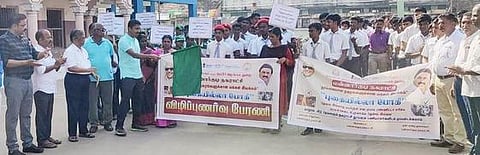 விழிப்புணா்வுப் பேரணியை கொடியசைத்து தொடங்கி வைத்த நகா்மன்றத் தலைவா் மன்னை த. சோழராஜன்.