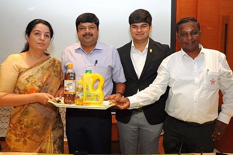 எண்ணெய் வகைகளை அறிமுகப்படுத்திய எஸ்கேஎம் கால்நடைத் தீவன நிறுவன மேலாண்மை இயக்குநா் எம்.சந்திரசேகா், இயக்குநா் ஷியாமளா ஷா்மிலி, நிா்வாக இயக்குநா் சி.பிரதீப் கிருஷ்ணா, பொதுமேலாளா் உத்தமன்.