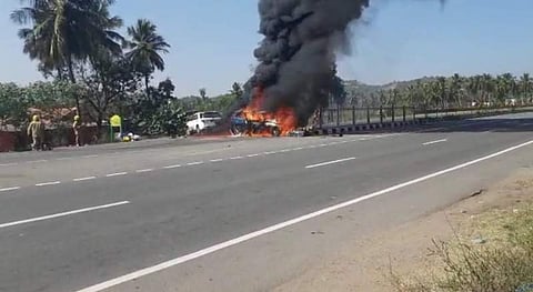 நேருக்கு நேர் மோதியதில் தீப்பிடித்த கார்: 4 பேர் காயத்துடன் உயிர் தப்பினர்