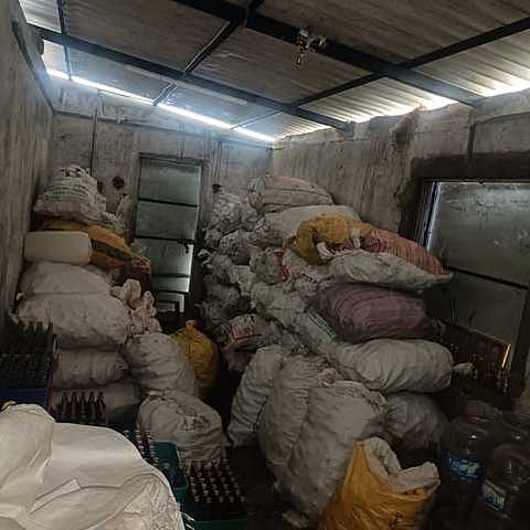 போலி மதுபான ஆலையில் வைக்கப்பட்டிருந்த மூலப்பொருள்கள்.