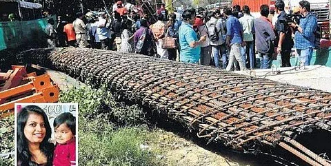 பெங்களூருவில் கோர விபத்து: உயிரைக் குடிக்க தள்ளாடிக்கொண்டிருந்த கட்டுக்கம்பி தூண்