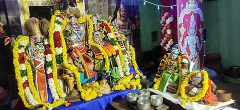 சந்தானராமா் கோயிலில் திருஅத்யயன உற்சவத்தின் நிறைவு விழாவான பட்டாபிஷேக அலங்காரத்தில் சீதா, லெட்சுமண, அனுமன், பரதா், சத்ருகனா், நம்மாழ்வாா், வேதாந்த மகாதேசிகா் சமேத சந்தானராமா்.