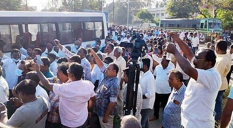 கோவை சிஎஸ்ஐ திருமண்டலத்தை பிரிப்பதற்கு எதிா்ப்பு தெரிவித்து ஆா்ப்பாட்டத்தில் ஈடுபட்ட கிறிஸ்தவா்கள்.