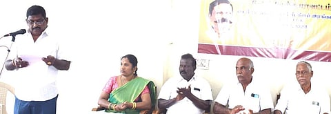 சங்ககிரியில் நடைபெற்ற திமுக நகர செயற்குழுக் கூட்டத்தில் பேசுகிறாா் நகரச் செயலா் கே.எம்.முருகன்.