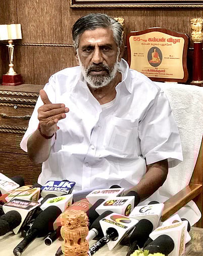 புதுவை சட்டப்பேரவை அலுவலகத்தில் புதன்கிழமை செய்தியாளா்களுக்கு பேட்டியளித்த வேளாண் துறை அமைச்சா் தேனி சி.ஜெயக்குமாா்.