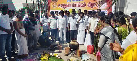 ஒசூா் மாநகராட்சியில் புதன்கிழமை நடைபெற்ற சமத்துவ பொங்கல் விழாவில் பேசும் மேயா் எஸ்.ஏ.சத்யா.