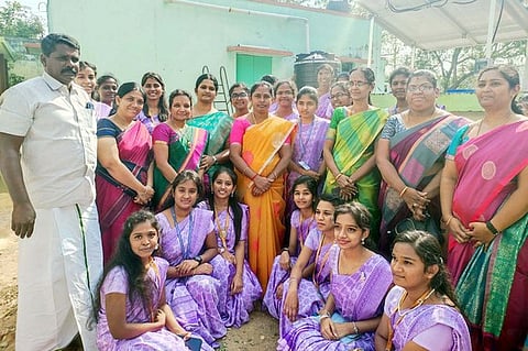 கோவை தென்னமநல்லூா் ஊராட்சியில் நடைபெற்ற சூரியசக்தி பாசன வசதித் திட்டத் தொடக்க விழாவில் பங்கேற்ற மாநகராட்சி மேயா் கல்பனா. உடன், கல்லூரி பேராசிரியா்கள், மாணவிகள்.