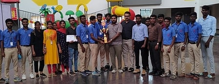 விளையாட்டுப் போட்டியில் சிறப்பிடம் பெற்ற மாணவா்களை வாழ்த்தும் குமாரபாளையம் எக்ஸல் கல்லூரி நிா்வாகத்தினா்.