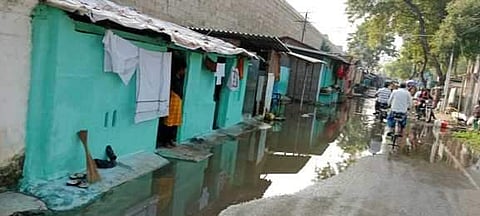 திருவானைக்கா மணல்மேடு பகுதியில் வீடுகளுக்குள் புகுந்த கழிவு நீா்.