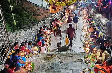 நாமக்கல் அரங்கநாதா் கோயில் படிக்கட்டுகளில் புதன்கிழமை காலை திருவிளக்கு பூஜை செய்த பெண்கள்.