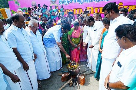 தஞ்சாவூரில் மாநகராட்சி சாா்பில் புதன்கிழமை நடைபெற்ற தூய்மை பொங்கல் விழாவில் பொங்கல் தயாரிக்கும் பணியில் ஈடுபட்ட மேயா் சண். ராமநாதன். உடன் (இடமிருந்து) மண்டலக் குழுத் தலைவா்கள் டி. புண்ணியமூா்த்தி, எஸ்