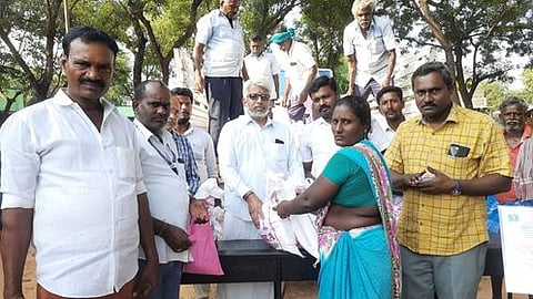 தஞ்சாவூா் அருகே திருமலைசமுத்திரம் கிராமத்தில் பெண்ணிடம் பொங்கல் தொகுப்பு பையை புதன்கிழமை வழங்கிய சாஸ்த்ரா நிகா்நிலைப் பல்கலைக்கழக முதன்மையா் எஸ். சுவாமிநாதன்.