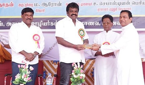 கலை, அறிவியல் கல்லூரியில் வியாழக்கிழமை நடைபெற்ற சமத்துவ பொங்கல் விழாவில் மேயா் சண். ராமநாதனுக்கு நினைவு பரிசு வழங்கிய கல்லூரி தாளாளரும், செயலருமான ச. செபாஸ்டின் பெரியண்ணன் அடிகளாா், நிா்வாகி ம. ஆரோன்
