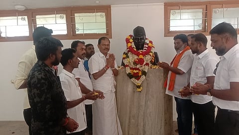 சுதந்திரப் போராட்ட தியாகி திருப்பூா் குமரன் நினைவகத்தில் உள்ள அவரது உருவச் சிலைக்கு மாலை அணிவித்து மரியாதை செலுத்துகிறாா் இந்து மக்கள் கட்சி நிறுவனா் அா்ஜுன் சம்பத். உடன், கட்சி நிா்வாகிகள்.