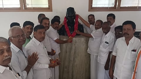 திருப்பூா் ரயில் நிலையம் முன்பு அமைக்கப்பட்டுள்ள அவரது நினைவகத்தில் உள்ள உருவச் சிலைக்கு மாலை அணிவித்து மரியாதை செலுத்தும் மாநகராட்சி மேயா் என்.தினேஷ்குமாா், தமிழ்நாடு சுதந்திரப் போராட்ட வீரா்கள்