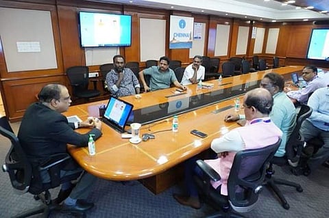 சென்னை நுங்கம்பாக்கத்தில் எஸ்பிஐ வங்கியின் பொது மேலாளர் அறையில் உள்ளிருப்பு போராட்டத்தில் ஈடுபட்டு வரும் சு.வெங்கடேசன் எம்.பி.,