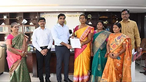 திருநங்கையான ஸ்ருதிக்கு மேலகரந்தை கிராம உதவியாளர் பணிக்கான, பணிநியமன ஆணையினை வெள்ளிக்கிழமை வழங்கிய மாவட்ட ஆட்சியர் கி.செந்தில் ராஜ். 