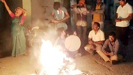 பழைய பொருள்களை எரித்து போகி கொண்டாடிய மக்கள்