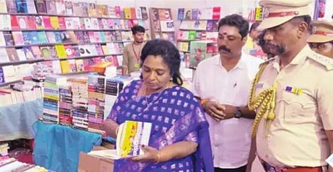 புத்தகங்களுக்காக வீட்டில் ஓா் அறை!