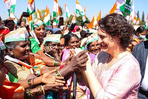 குடும்பத் தலைவிகளுக்கு மாதம் ரூ. 2,000: கர்நாடகத்தில் பிரியங்கா வாக்குறுதி!