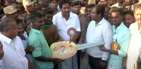 பாலமேடு ஜல்லிக்கட்டில் 23 காளைகளை அடக்கியவருக்கு கார் பரிசு