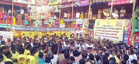 பாலமேடு ஜல்லிக்கட்டு போட்டி: அமைச்சர் மூர்த்தி கொடியசைத்து தொடங்கி வைத்தார்!