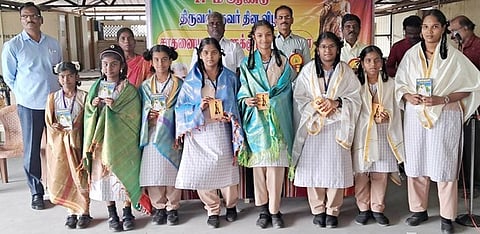 விழாவில், பரிசு, சான்றிதழ் பெற்ற மாணவிகளுடன் திருத்துறைப்பூண்டி எம்.எல்.ஏ. கே. மாரிமுத்து.