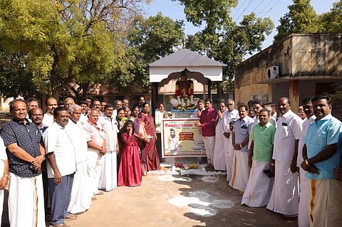 திருவள்ளுவர் சிலைக்கு மாலை அணிவித்து மரியாதை செலுத்திய வாழப்பாடி இலக்கியப் பேரவை குழுவினர்.