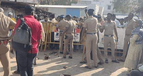 அலங்காநல்லூர் ஜல்லிக்கட்டில் பார்வையாளர்கள் மீது போலீசார் தடியடி