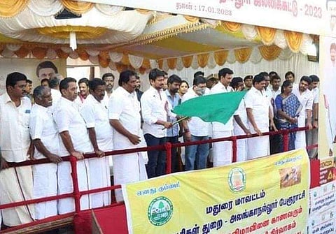 ஜல்லிக்கட்டு போட்டியை தமிழக இளைஞர் நலன் மற்றும் விளையாட்டுத்துறை அமைச்சர் உதயநிதி ஸ்டாலின் தொடங்கி வைத்தார்.