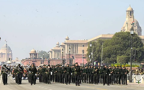 புது தில்லியில் கர்தவ்யா பாதையில் குடியரசு நாள் அணிவகுப்புக்கான ஒத்திகையின் போது பன்முகத்தன்மை பறைசாற்றும் வகையில் அணிவகுத்து செல்லும் பாதுகாப்புப் படைவீரர்கள்.