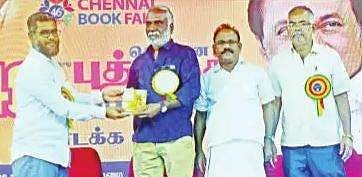 பாவப்பட்ட மனிதா்கள் பக்கமே சிறந்த எழுத்தாளா்கள்