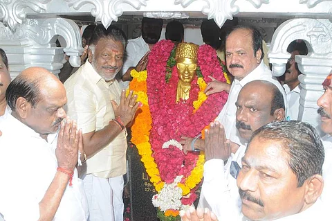 106-ஆவது பிறந்த நாள்: எம்ஜிஆா் சிலைக்கு இபிஎஸ் - ஓபிஎஸ் மரியாதை