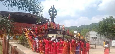 திருவடிசூலம்  தேவி  கருமாரியம்மன்  கோயில்  வளாகத்தில்  சூலத்தை  வழிபட்ட  பக்தா்கள். 