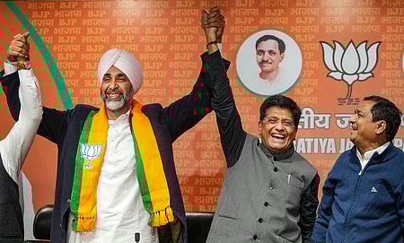 தில்லியில் மத்திய அமைச்சா் பியூஷ் கோயல் முன்னிலையில் பாஜகவில் இணைந்த பஞ்சாப் காங்கிரஸ் மூத்த தலைவா் மன்பிரீத் சிங் பாதல் (இடது).