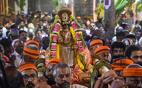 பூலோக வைகுண்டம் என்று பக்தர்களால் போற்றப்படும் ஸ்ரீரங்கம் ரங்கநாதர் கோவிலில் இன்று அதிகாலை பரமபதவாசல் எனப்படும் சொர்க்க வாசல் திறக்கப்பட்டது.