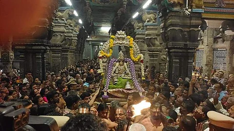 பரமபதவாசலில் எழுந்தருளிய உற்சவ மூர்த்தியான பார்த்தசாரதி சுவாமி