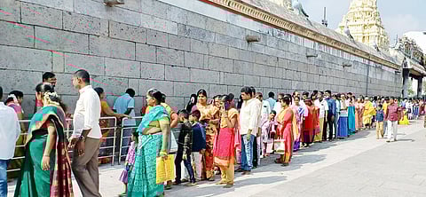 காஞ்சிபுரம் குமரகோட்டம் சுப்பிரமணிய சுவாமி கோயிலில் தரிசனம் செய்ய நீண்ட வரிசையில் காத்திருந்த பக்தா்கள்.