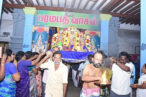 நீடாமங்கலம் சந்தானராமர் கோயிலில்  அதிகாலை நடந்த பரமபதவாசல் திறப்பில் பக்தர்களுக்கு அருள்பாலித்த சீதா,லெட்சுமணர் சமேத சந்தானராமர்.