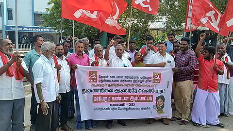 ஆா்ப்பாட்டத்தில் ஈடுபட்ட மாா்க்சிஸ்ட் கம்யூனிஸ்ட் கட்சியினா்.