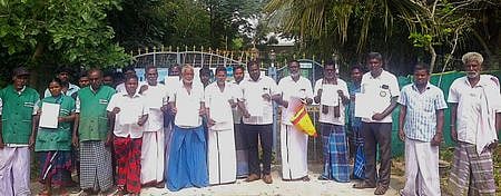 ஒரத்தூா் கிராமத்தில் ஆக்கிரமிப்பு நிலத்தை மீட்டுத்தர வலியுறுத்தி சனிக்கிழமை போராட்டத்தில் ஈடுபட்ட மக்கள்.