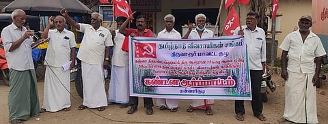 மன்னாா்குடியில் ஆா்ப்பாட்டத்தில் ஈடுபட்ட தமிழ்நாடு விவசாயிகள் சங்கத்தினா்.