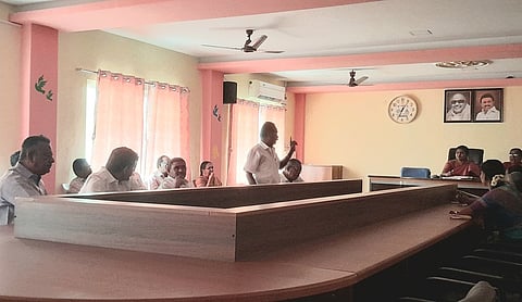 அருப்புக்கோட்டையில் வெள்ளிக்கிழமை நடைபெற்ற ஒன்றியக் குழுக் கூட்டம்.