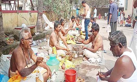 வேலூா் பாலாற்றங்கரையிலுள்ள மண்டபத்தில் தங்களது முன்னோா்களுக்கு தா்ப்பணம் அளித்த பொதுமக்கள்.