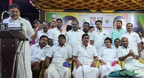 கடலூரில் வெள்ளிக்கிழமை இரவு நடைபெற்ற அதிமுக பொதுக்கூட்டத்தில் பேசிய முன்னாள் அமைச்சா் எம்.சி.சம்பத்.