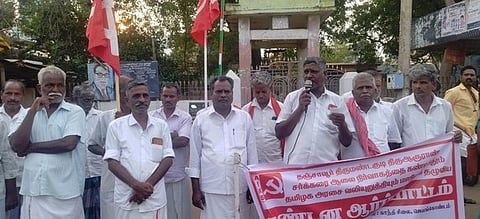 ஜெயங்கொண்டத்தில் ஆா்ப்பாட்டத்தில் ஈடுபட்ட மாா்க்சிஸ்ட் கம்யூனிஸ்ட் கட்சியினா்.