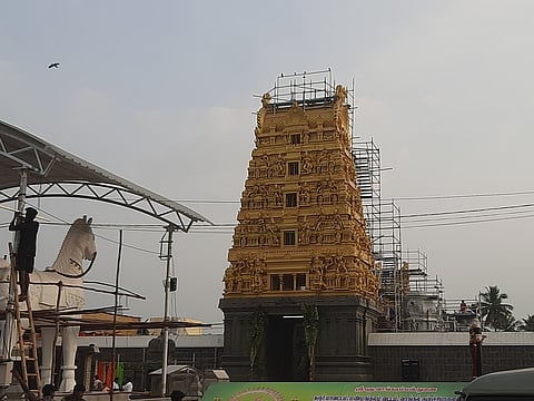 வாங்கல் புதுவாங்கலம்மன் கோயிலில் கும்பாபிஷேகத்துக்கு தயாராக உள்ள ராஜகோபுரம்.