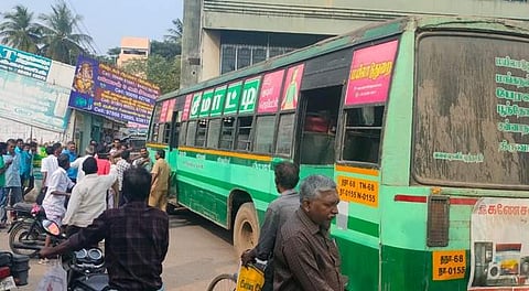 மயிலாடுதுறை காமராஜர் பேருந்து நிலையத்தில் இருந்து வெளியேறி சாலையைக் கடந்து கடையின் மீது மோதி நின்ற அரசுப் பேருந்து.