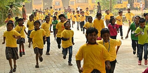 கும்பகோணம் காா்த்தி வித்யாலயா பள்ளியில் சனிக்கிழமை நடைபெற்ற மாரத்தான் போட்டியில் பங்கேற்ற மாணவ, மாணவிகள்.